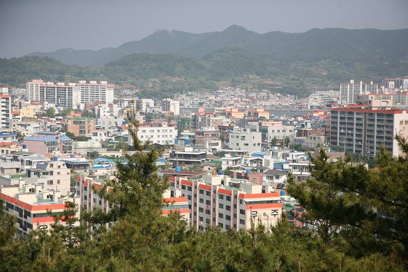 한려수도 전망대에서 내려다본 통영 시가지와 뒤편의 산